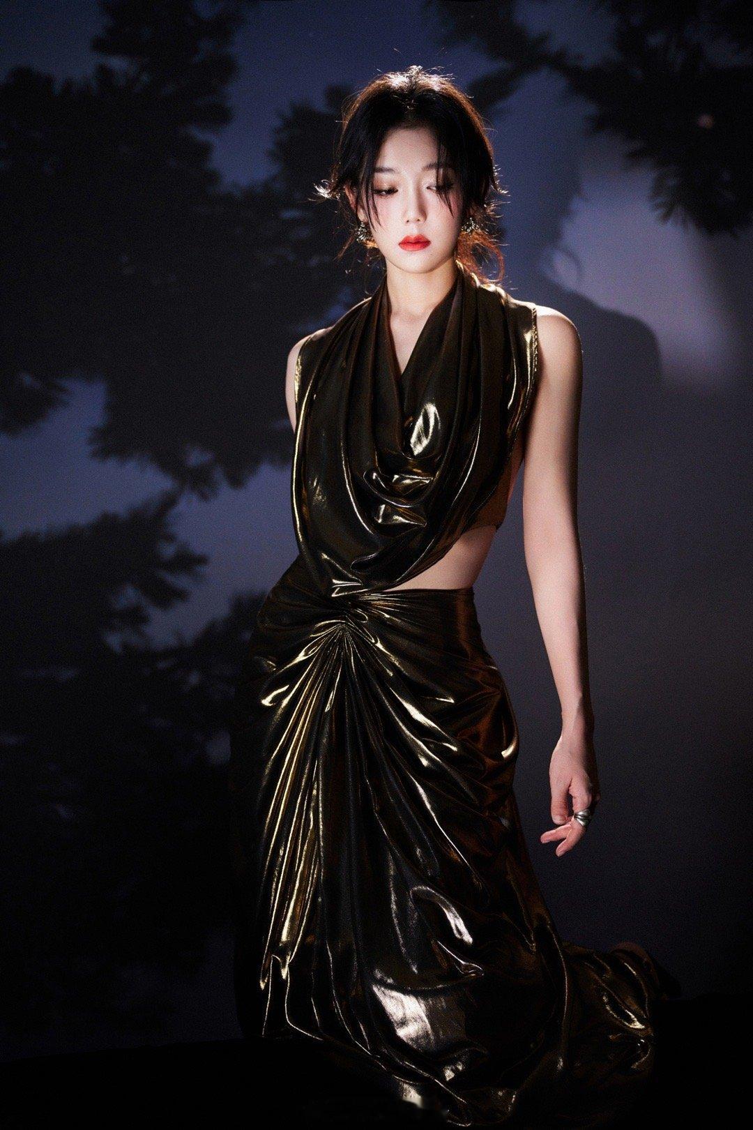 希林娜依高月光神女这反差太戳人！甜妹秒变冷艳神女，鎏金眼影配金裙超耀眼，烛火下的