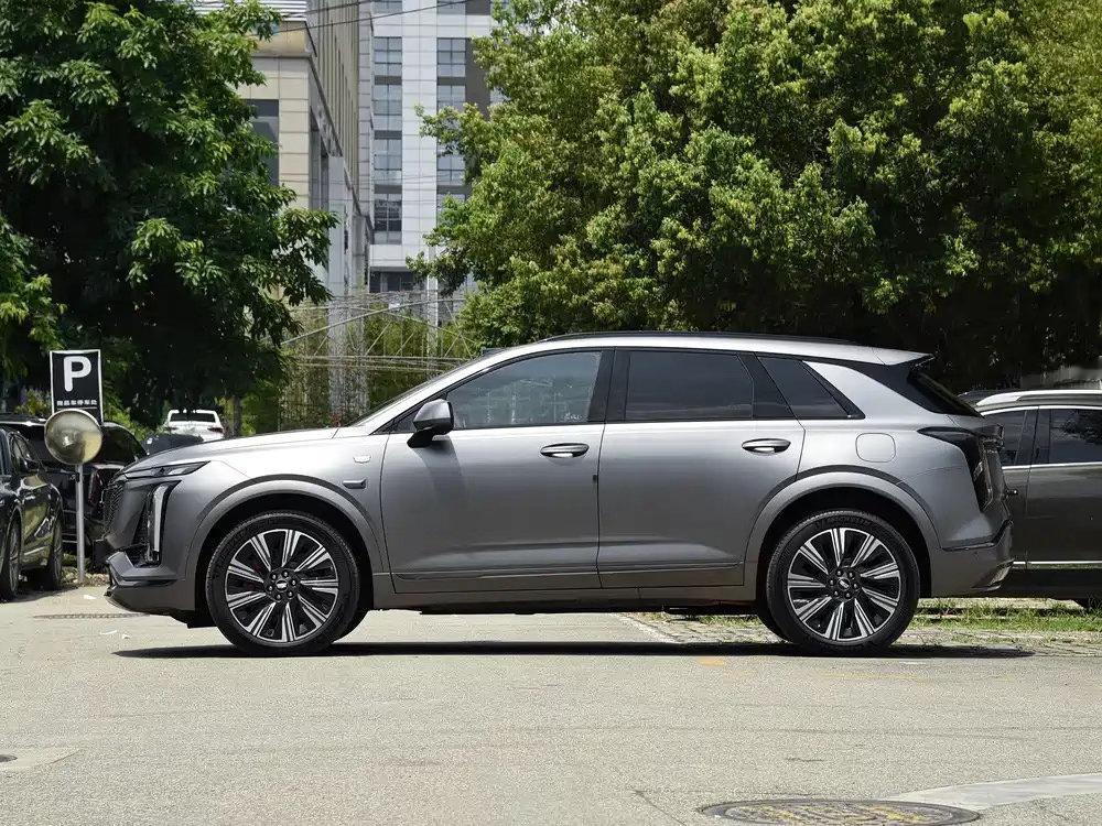 凯迪拉克 XT5 PHEV 在 2026 年 8 月正式推出，是品牌中型豪华插电