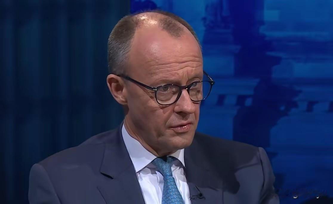 德国总理默茨新年致辞，罕见“认错”：“黑红联盟”改革缓慢，需要加速推进。他把俄罗