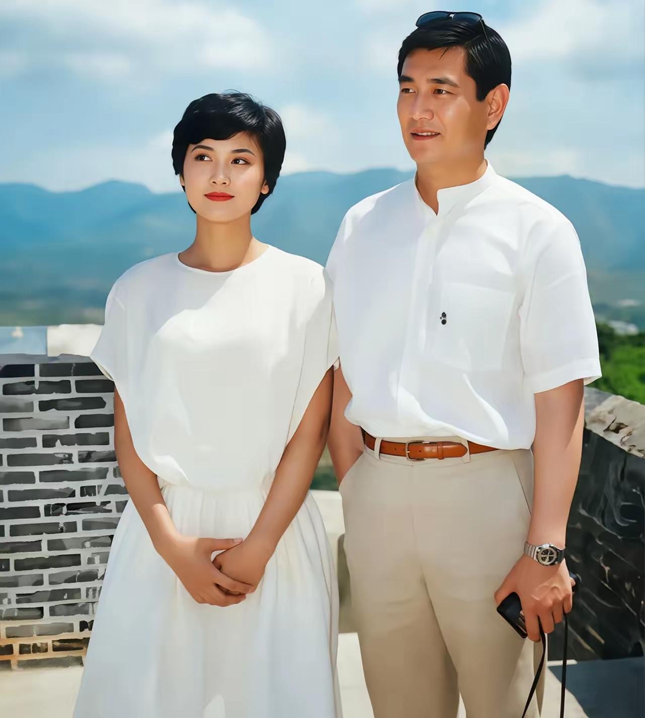 著名演员朱琳倾国倾城，风华绝代，她身边的这位男演员，看着冷峻坚毅硬汉的模样。你可