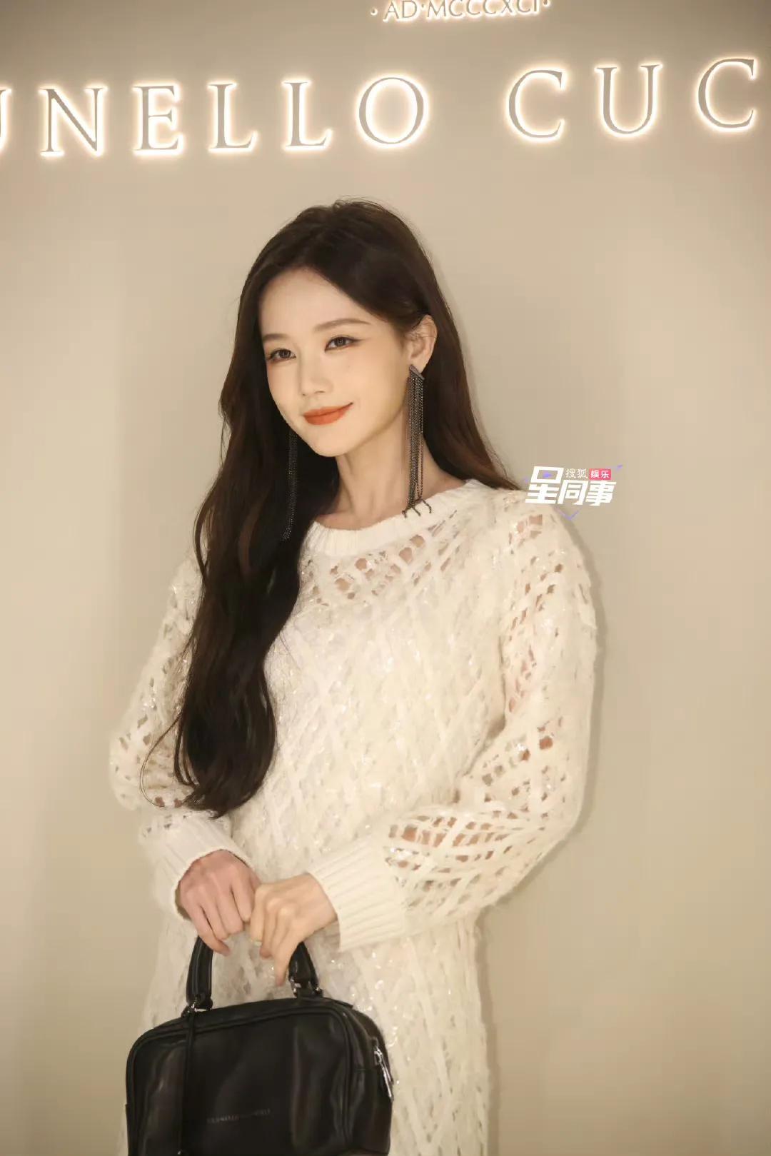 李一桐线下活动生图➕直拍🈶姐就是温柔本柔~#李一桐白色镂空毛衣##李一桐锁骨好