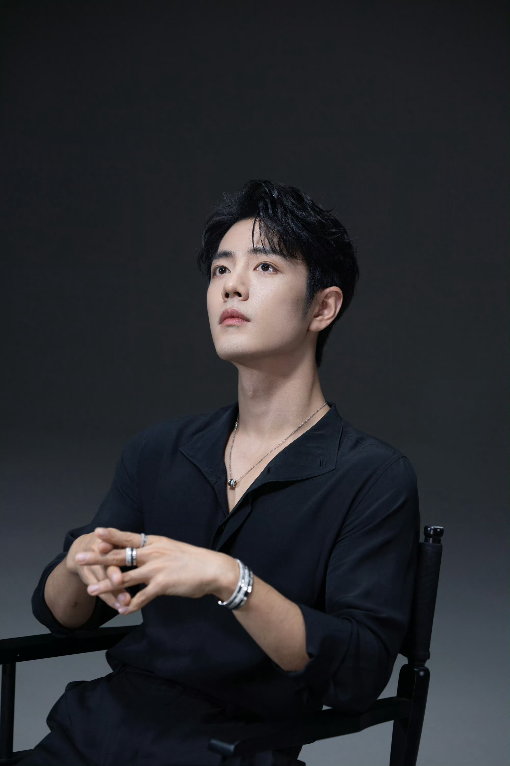 肖战黑色深V造型肖战工作室放饭了，黑色深v造型禁欲感拉满，又帅又贵气