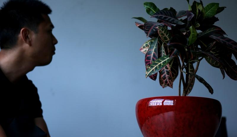 2025年，一家知名连锁餐饮店员工上班泡奶茶被开除，老板称无奈，说这违反公司规定