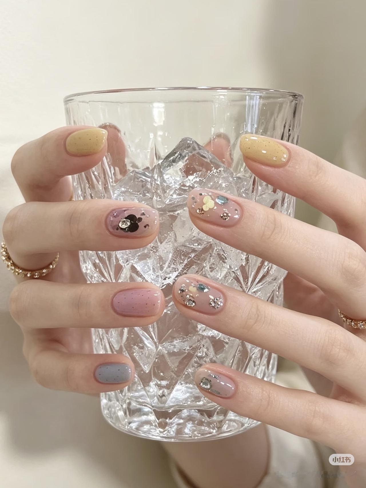 小众又高级的美甲、谁懂啊！
奶黄+裸粉+浅蓝的配色温柔到骨子里，清透又显白！
立