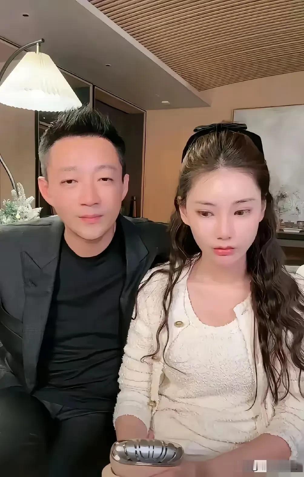 汪憨憨不会又恋爱脑了吧？
在直播间频繁示爱晓梅，
直言对爱妻的相见恨晚，
可不要
