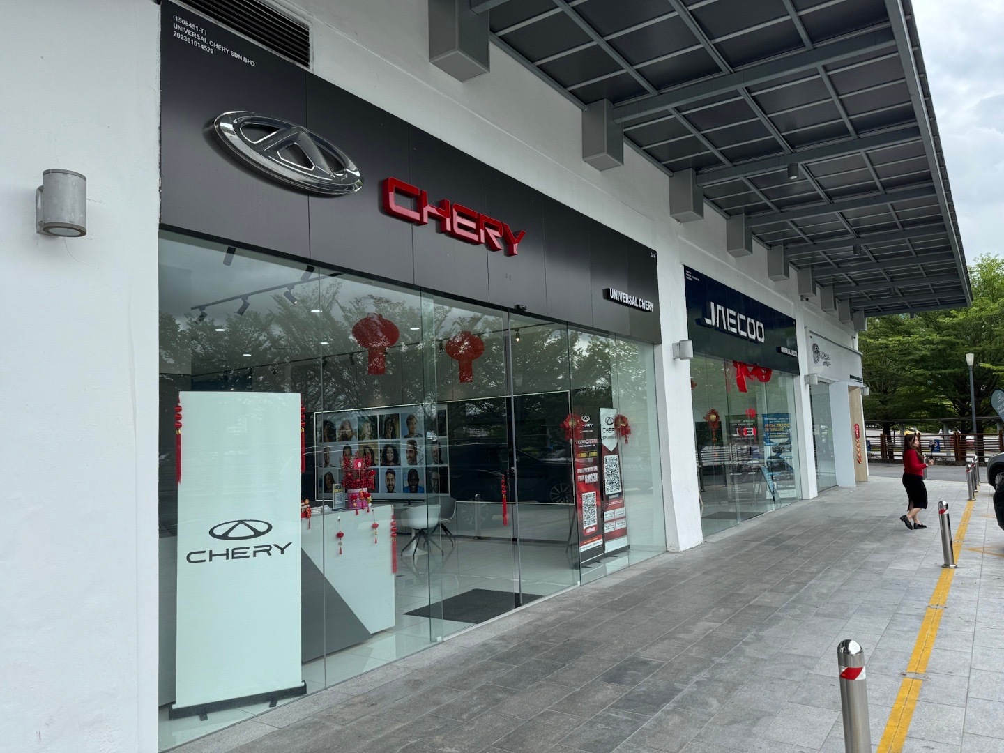 在亚庇最新的商场边上，能看到中国汽车和中国各种品牌出海。JAECOO是奇瑞的，主