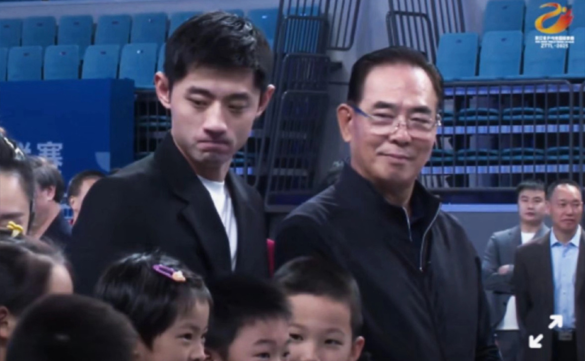 昏睡十多个小时起来一看照片，本来老哥的颜就看不出时间，老蔡突然是不是染了头发还是