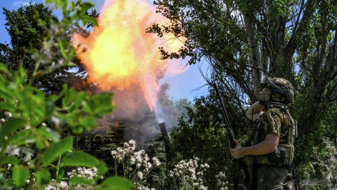 成功摧毁！俄罗斯最新战况！

11月7日，俄罗斯媒体报道，俄安全机构人士向卫星通