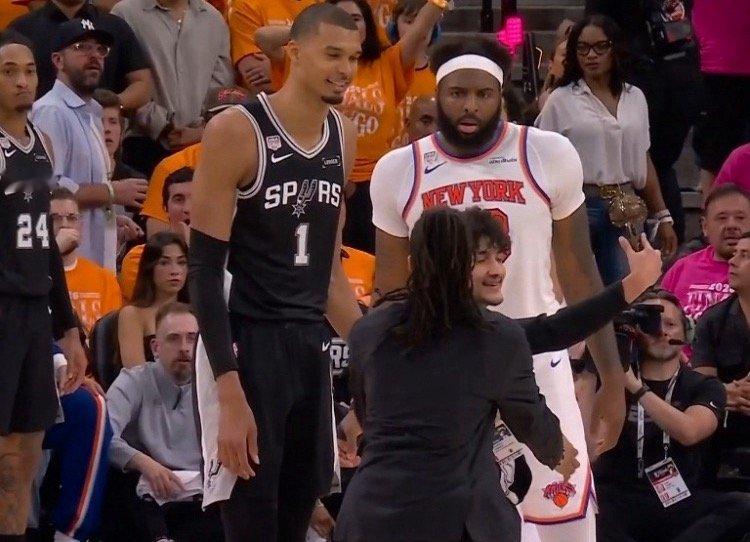 NBA总决赛突发意外插曲！狂热球迷冲破安保冲入场内，只为上前和文班亚马近距离合影