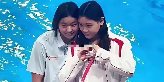 初登赛场时小红孤单无措 张家齐的拥抱是她第一份温暖 如今一人坚守跳台追梦，一人奔