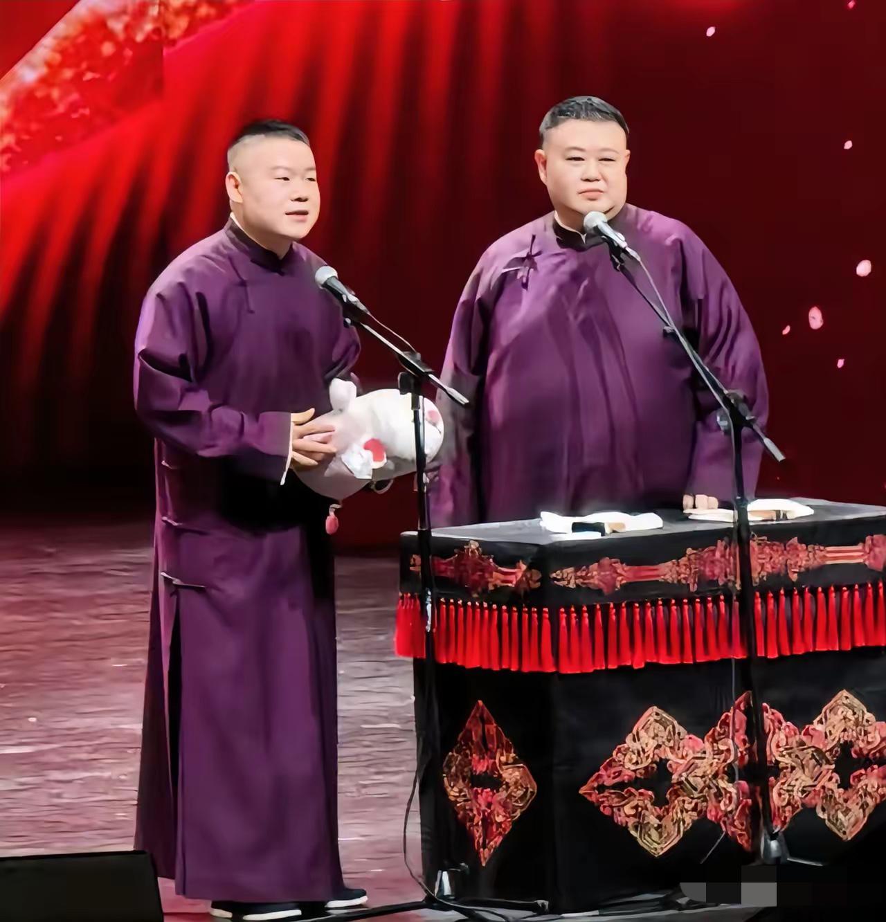 9月12日，岳云鹏孙越在济南的相声专场如期举行，波澜不惊。与往不同的是，他们的门
