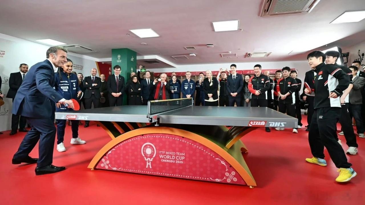 马克龙在成都访问四川大学，与法国运动员搭档，同王楚钦、孙颖莎、王曼昱、林诗栋等国