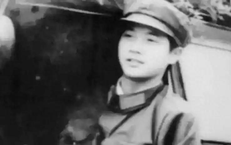 1979，21岁的黄干宗，原本只是广西边境一名背弹药的民兵。一次炮火袭来，他在混