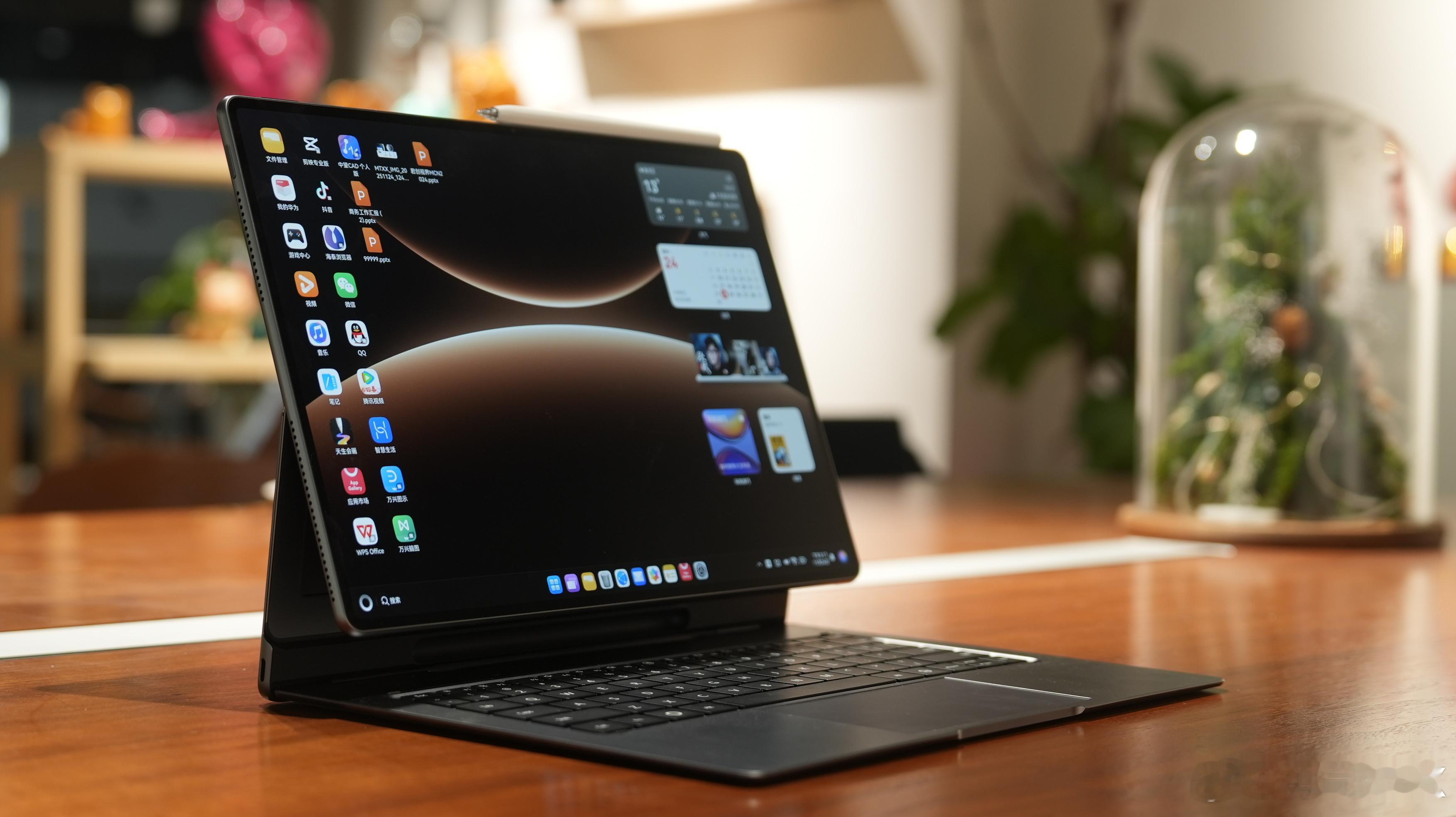 华为MatePad Edge有两款官方键盘可以选择，一个是星跃悬浮键盘，一个是星