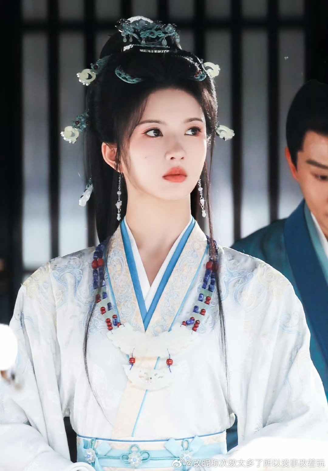 虽然更糊豆转演员但是刘些宁还是比孔雪儿自然顺眼多了.不过刘些宁都混上古偶女主了杨