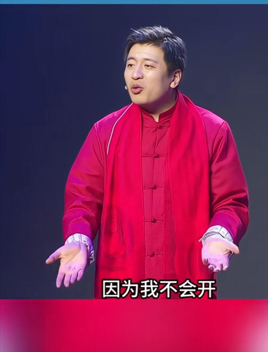 张老师谈什么是幸福？他说自己不买车，因为他不会开。自己就整天骑个小电驴。
说句实