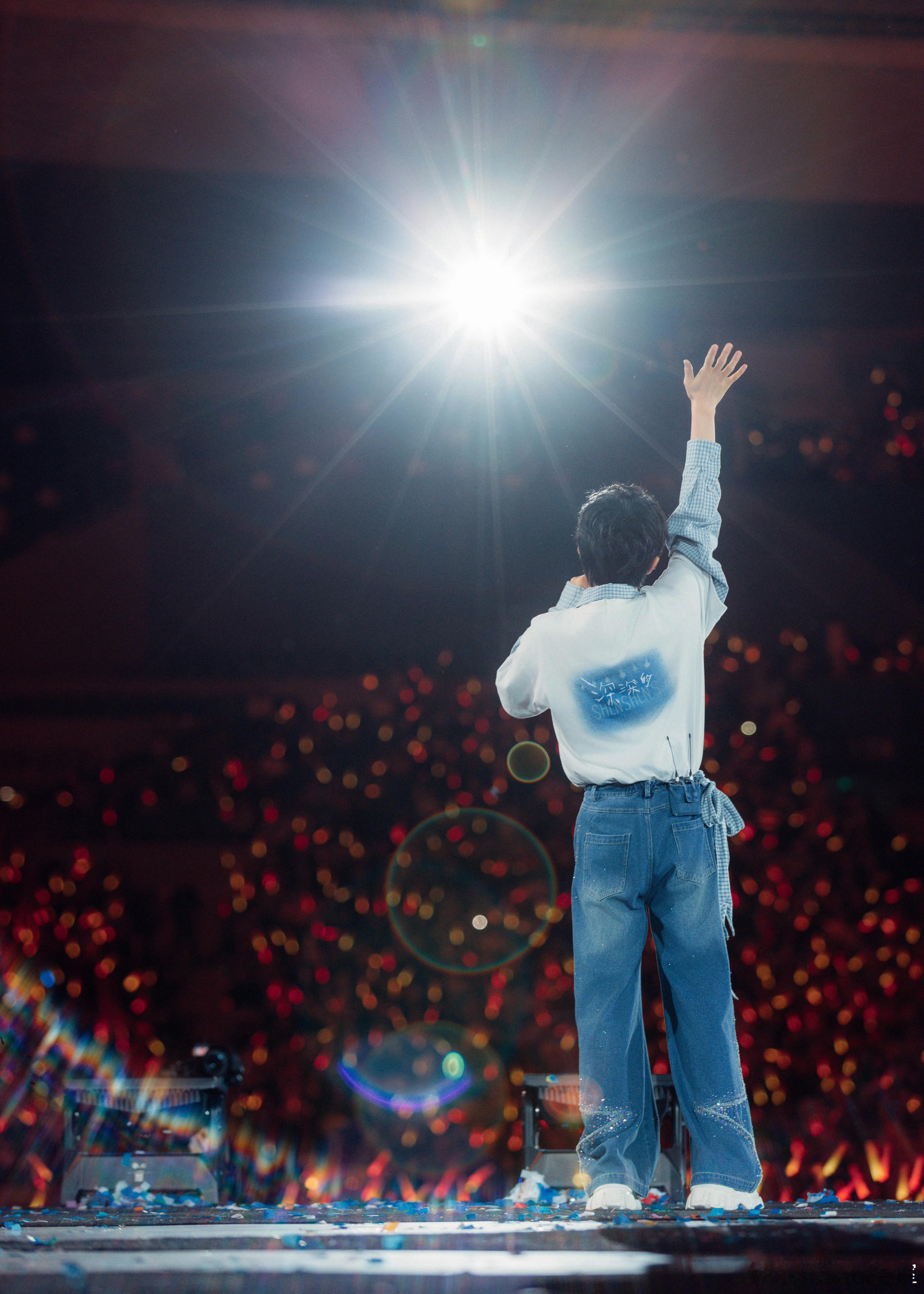 周深[超话] [音乐]周深成都演唱会合照来啦 [2025.11.04]🌟周深2