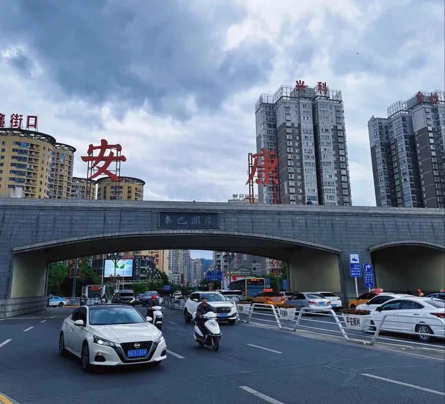 酷热的安康，连日来高温笼罩了安康城，烈日悬在半空炙烤街巷。往日热闹的街道瞬间褪去