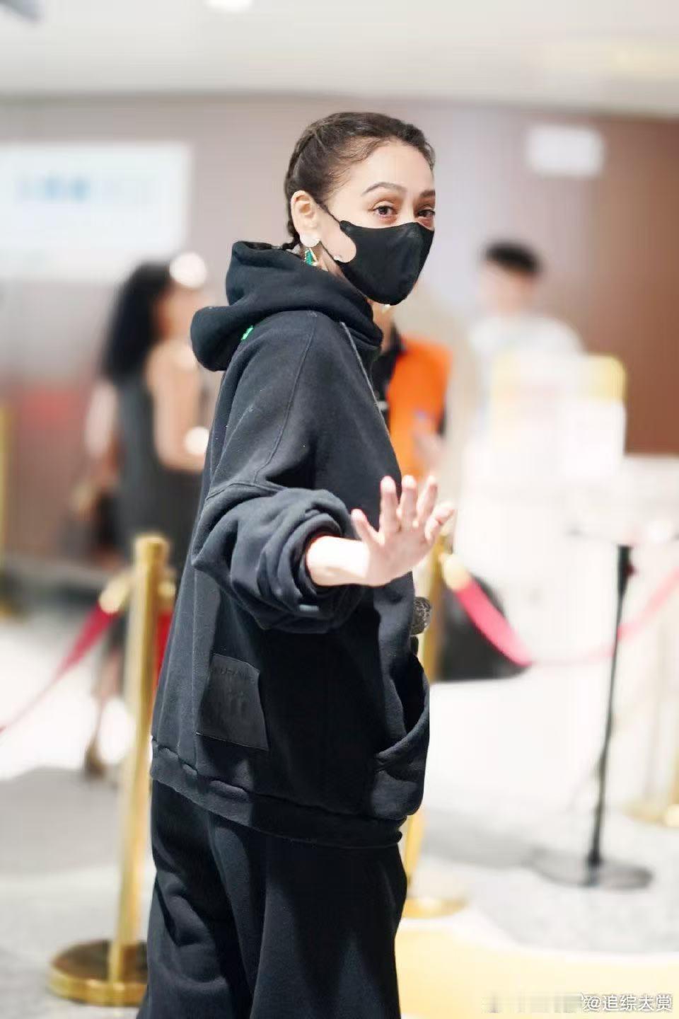 宁静录制一路繁花2被帅哥表白 听到欢迎大玉儿回家，宁静回眸一笑，还和大家打招呼，
