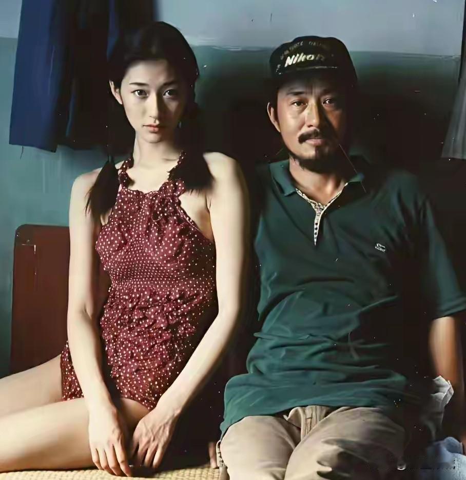 李小冉年轻的时候真是出淤泥而不染的感觉
杨柳细腰的大个子
白白净净的皮肤
她是真