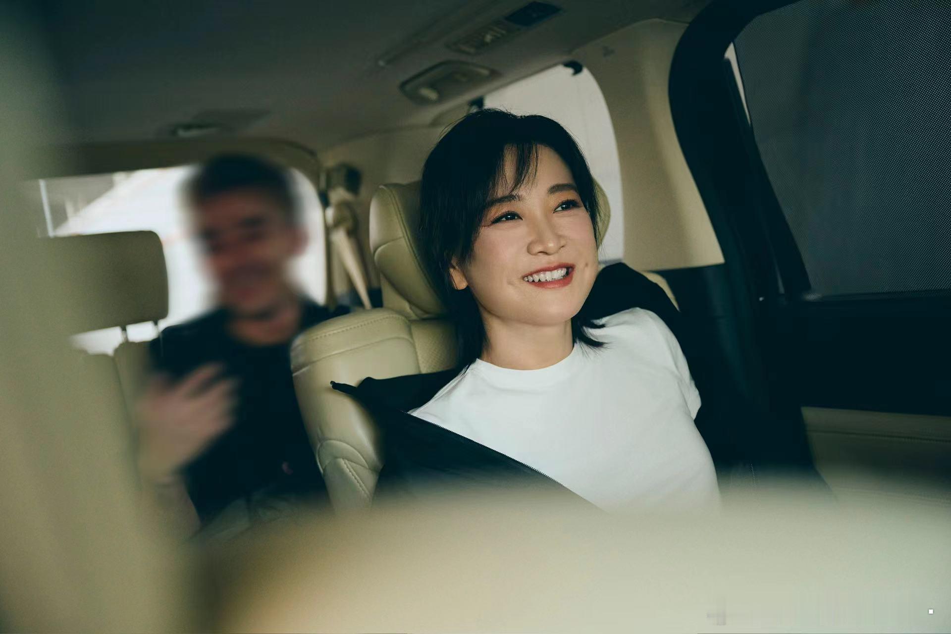 #热辣滚烫上海路演#你们谁懂！！我对着贾玲今天的图疯狂心动，温柔的强大的玲儿导！