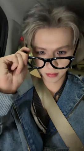 刚截完比心帅照狂喜！何浩楠直播 返程直播的小何太帅了，金发配黑框，比心的瞬间直接