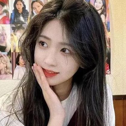 温柔少女心，甜美妆容，暖色系背景，散发着梦幻般的魅力。