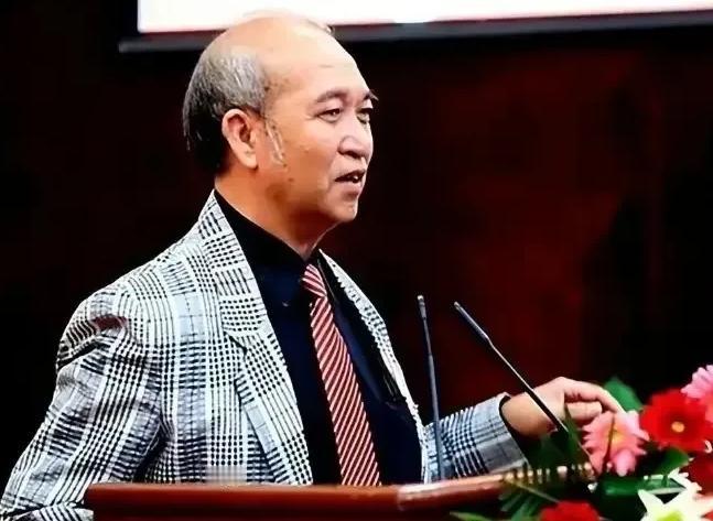 1991年，中国小伙赵泰来加入英国国籍。他放弃亿万家产，每天在街头翻捡垃圾，耗时