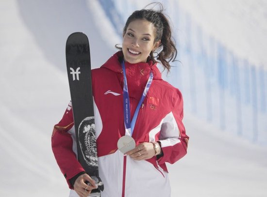 【谷爱凌摘银后遭美国网友恶评】直播吧02月10日讯 米兰冬奥会，自由式滑雪女子坡