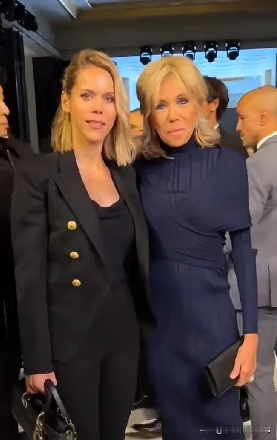 法国总统马克龙的夫人和女儿长得超像，尤其是女儿，简直就是妈妈年轻时的翻版，气质超