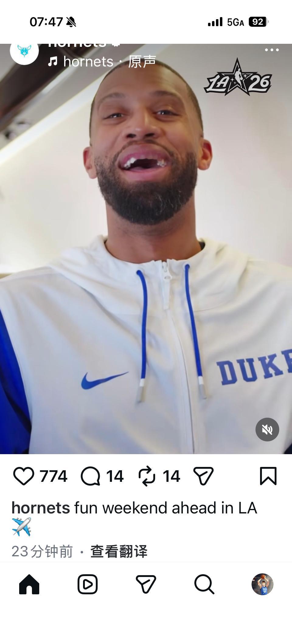 KK和教练一起去洛杉矶，结果不但自己背了杜克背包，还让教练也穿了杜克的衣服旗哥要