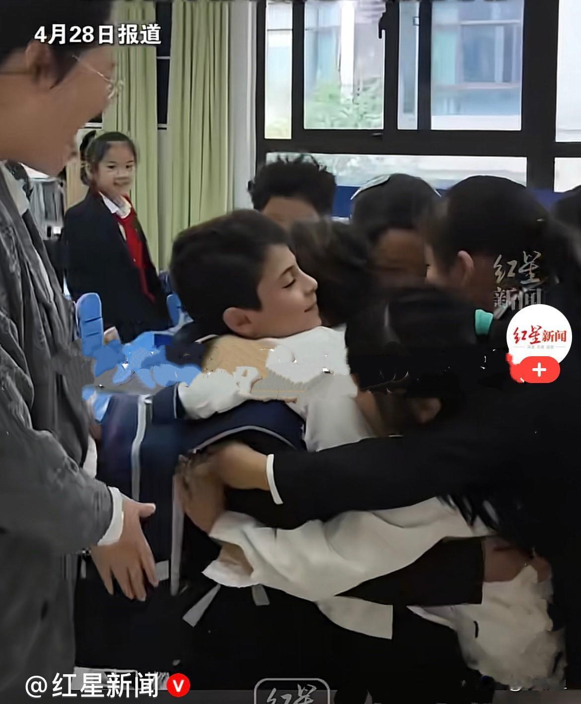 近日，浙江一所校园里的暖心重逢，好感动……
      一位8岁的伊朗小男孩雷丁