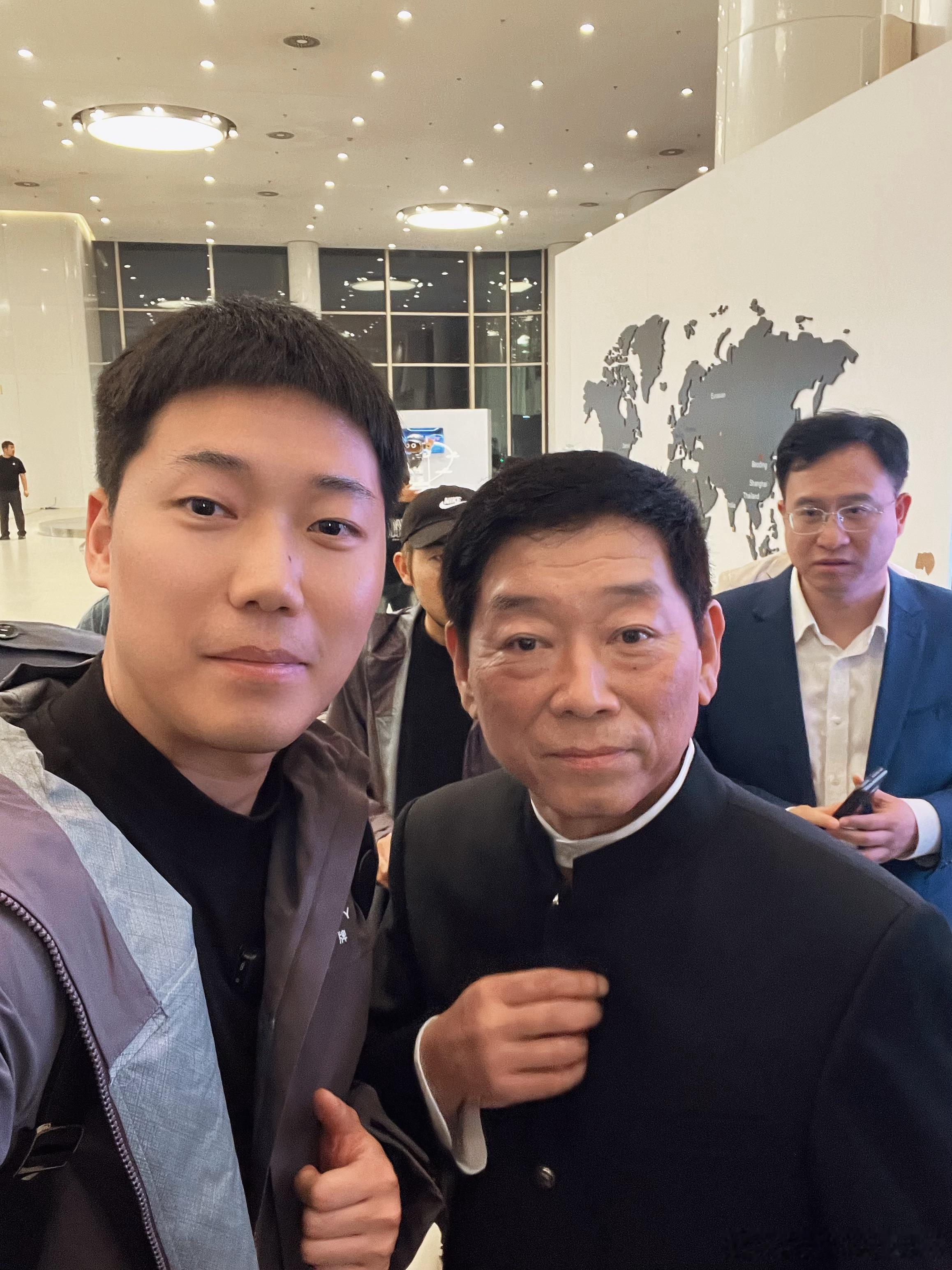 也是好起来了！跟魏牌V9X的代言人，老魏合上影了魏建军为魏牌V9X品质背书