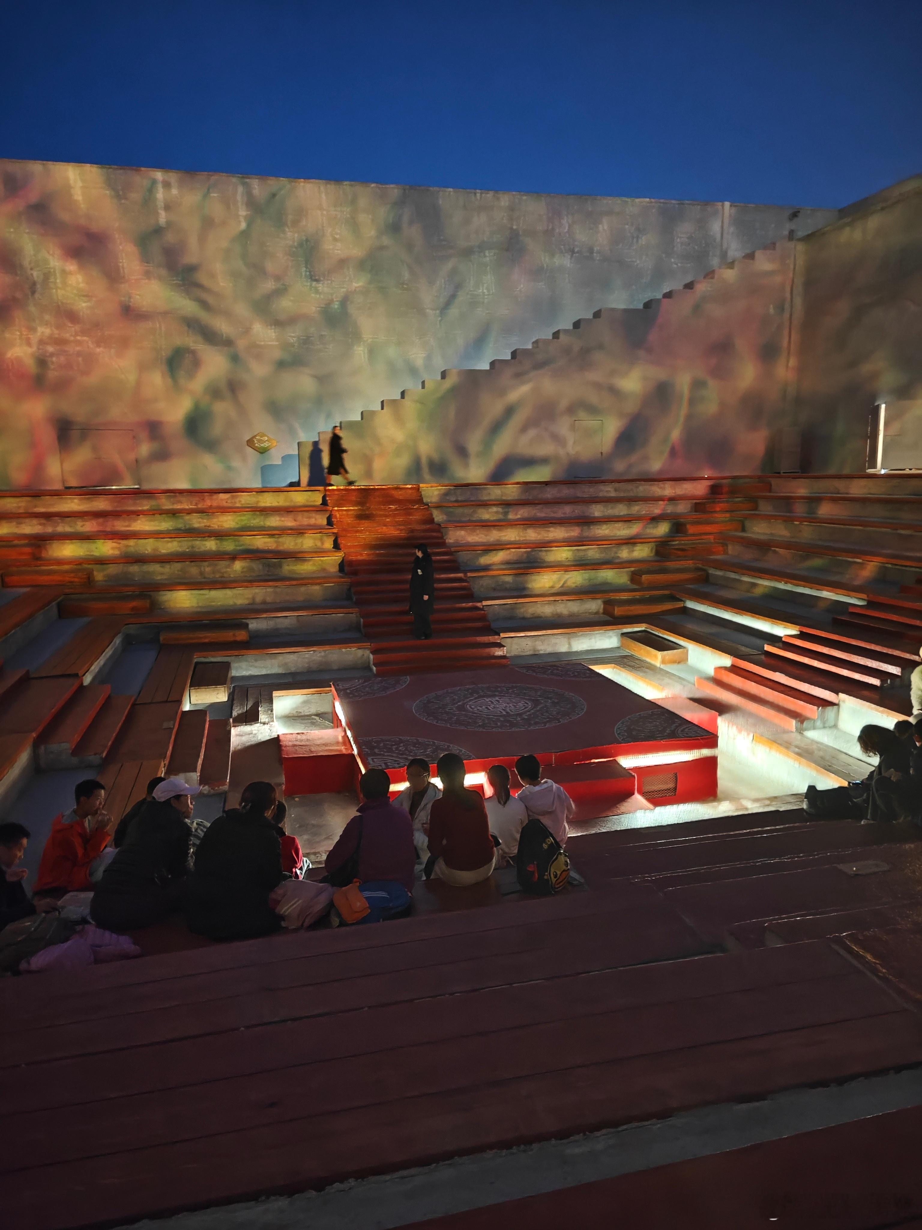 半夜出发的大聪明全堵在高速上了半夜出发肯定是要比白天爽的白天的麻瓜更多