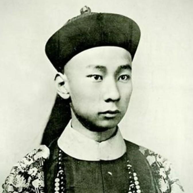 1888年，53岁且单身27年的慈禧准备去看戏，被侍卫那尔苏撞了一下，她一怒之下