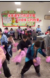 好六抓袋子游戏火到了小学生群体你好星期六杨洋扭秧歌抓垃圾袋，这画面太上头，小学生