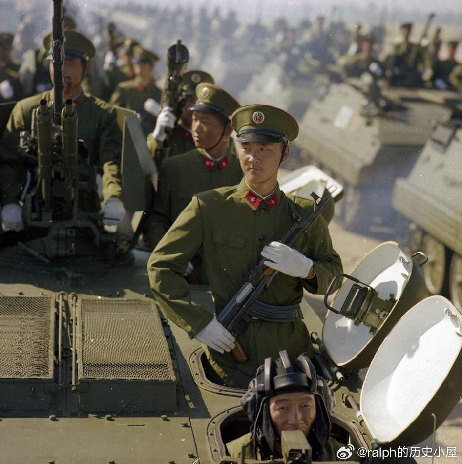 1984年10月1日国庆阅兵中的装甲兵部队军事历史全触达
