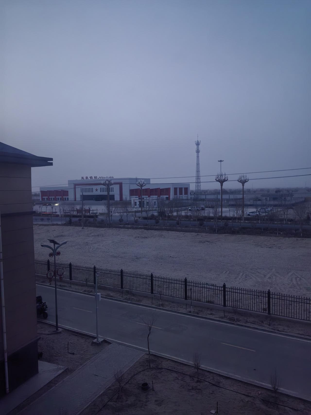 今年冬天的不同二二五团玉泉镇早晨9:20分的火车站