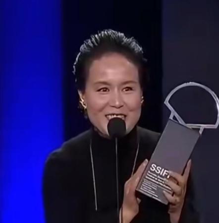 真离谱他妈给离谱开门——离谱到家了！电影‌《监狱来的妈妈》‌其主演赵箫泓（原名赵
