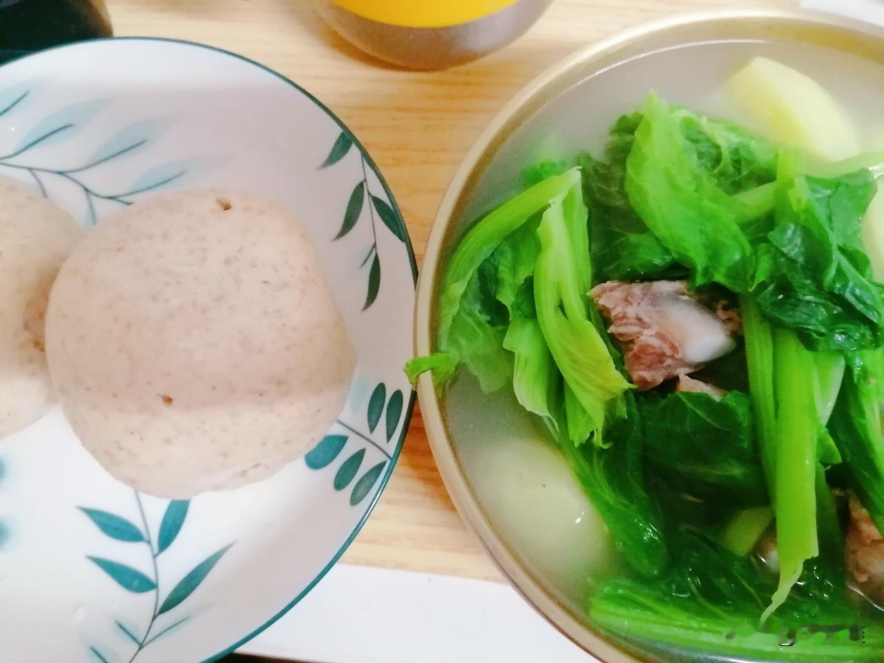 今天早中餐:春菜+土豆+肉骨头汤，粗粮馒头。

我有点喜欢春菜里的苦味和那种嚼起