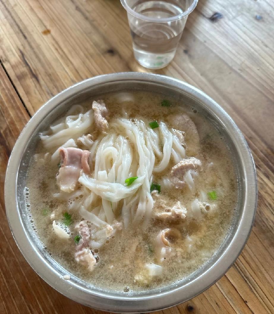 现在的娃怎么这么难养，到底是家长的问题还是孩子的问题？
早上带娃出去吃早餐，刚做
