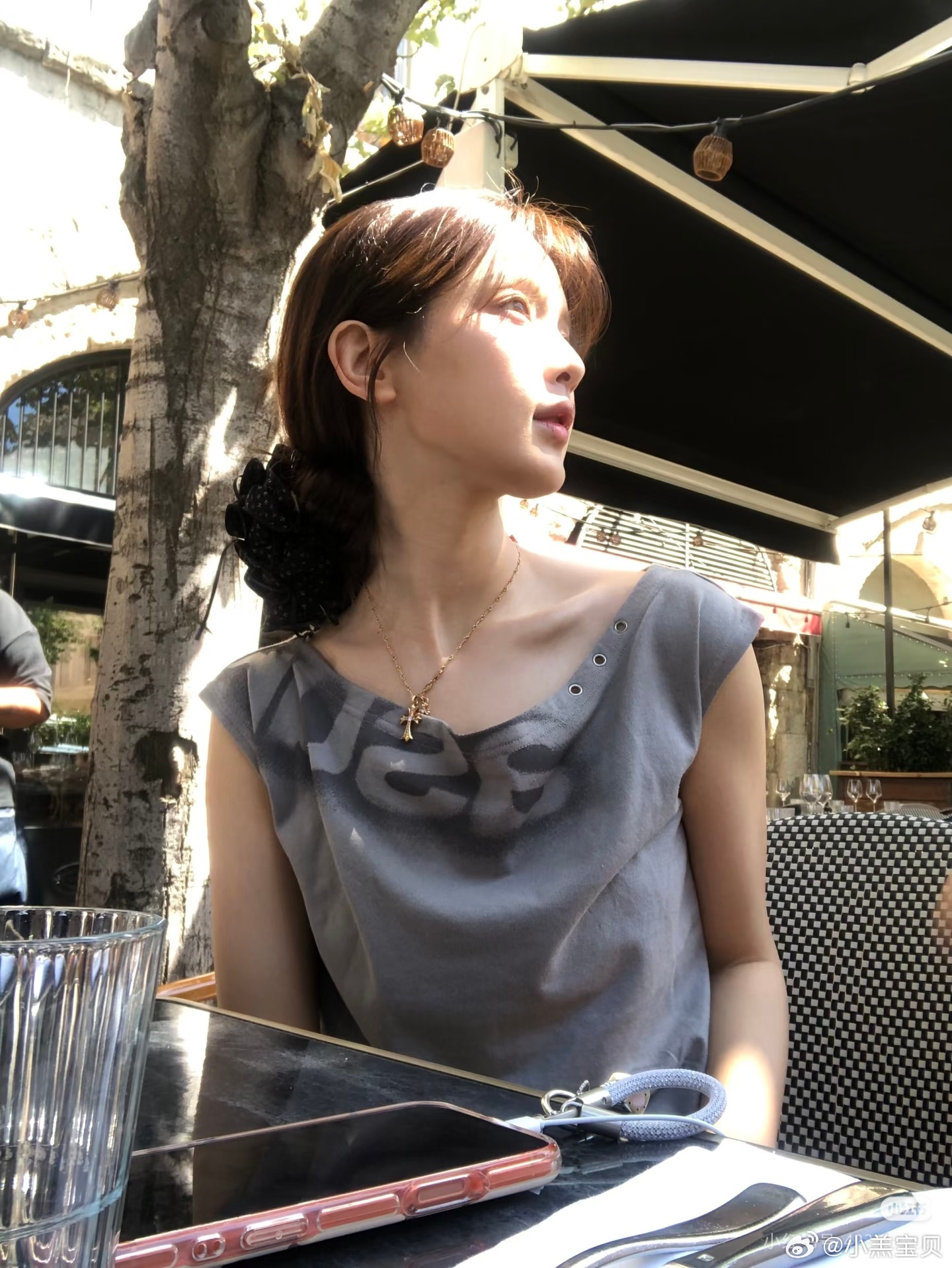 杨超越最新营业照： 在法国的超越妹妹