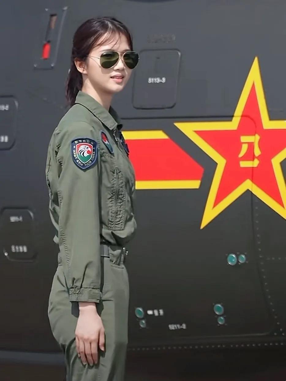 直—20女飞行员
英姿飒爽徐枫灿
航展上亮眼兵妹
万人军迷速集合
热情敬佩军中花
