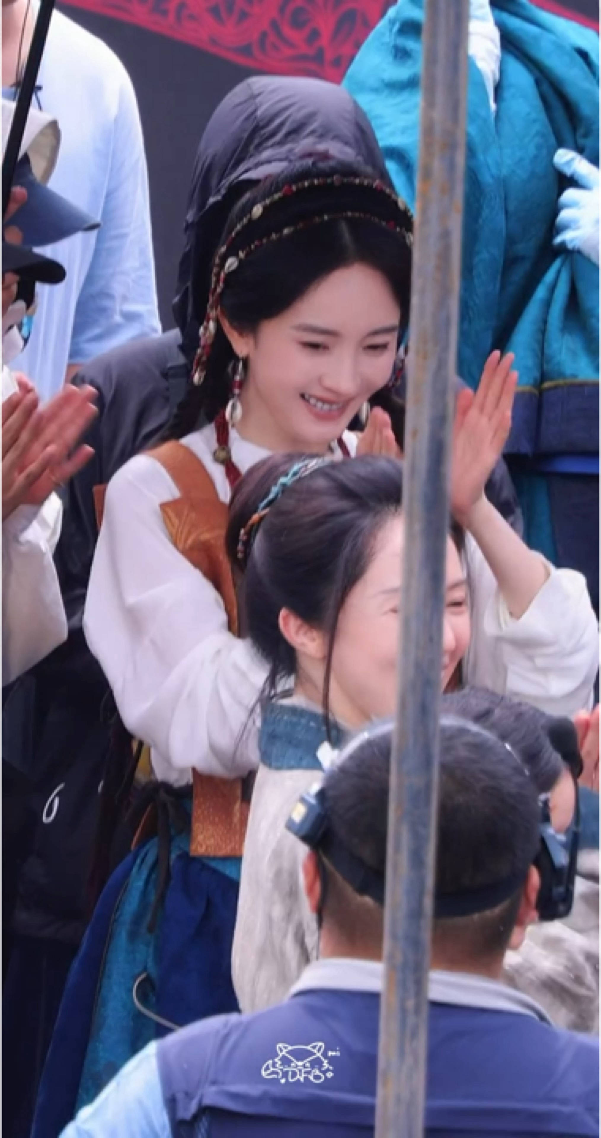 在剧组为刘奕君庆生的杨幂 完全气氛组来的🥺杨幂江山大同剧组为刘奕君庆生杨幂江山