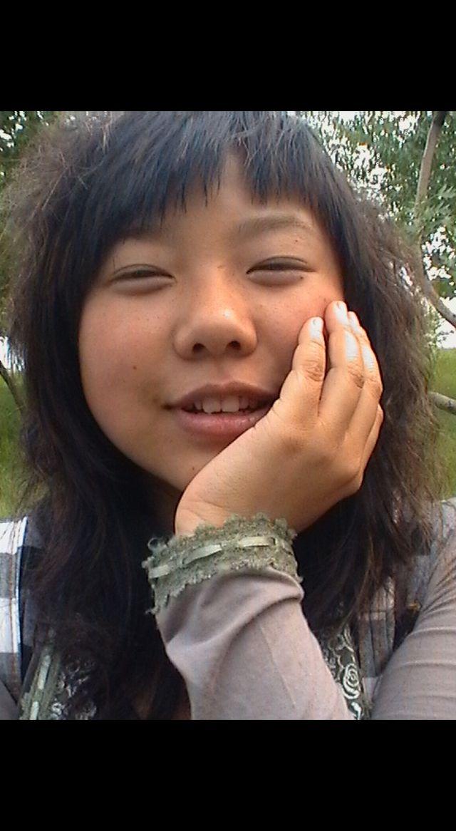 小美女表情包。
✨原相机里的少女笑，比滤镜更甜呀～ 手链缠着风的形状，发丝都在偷