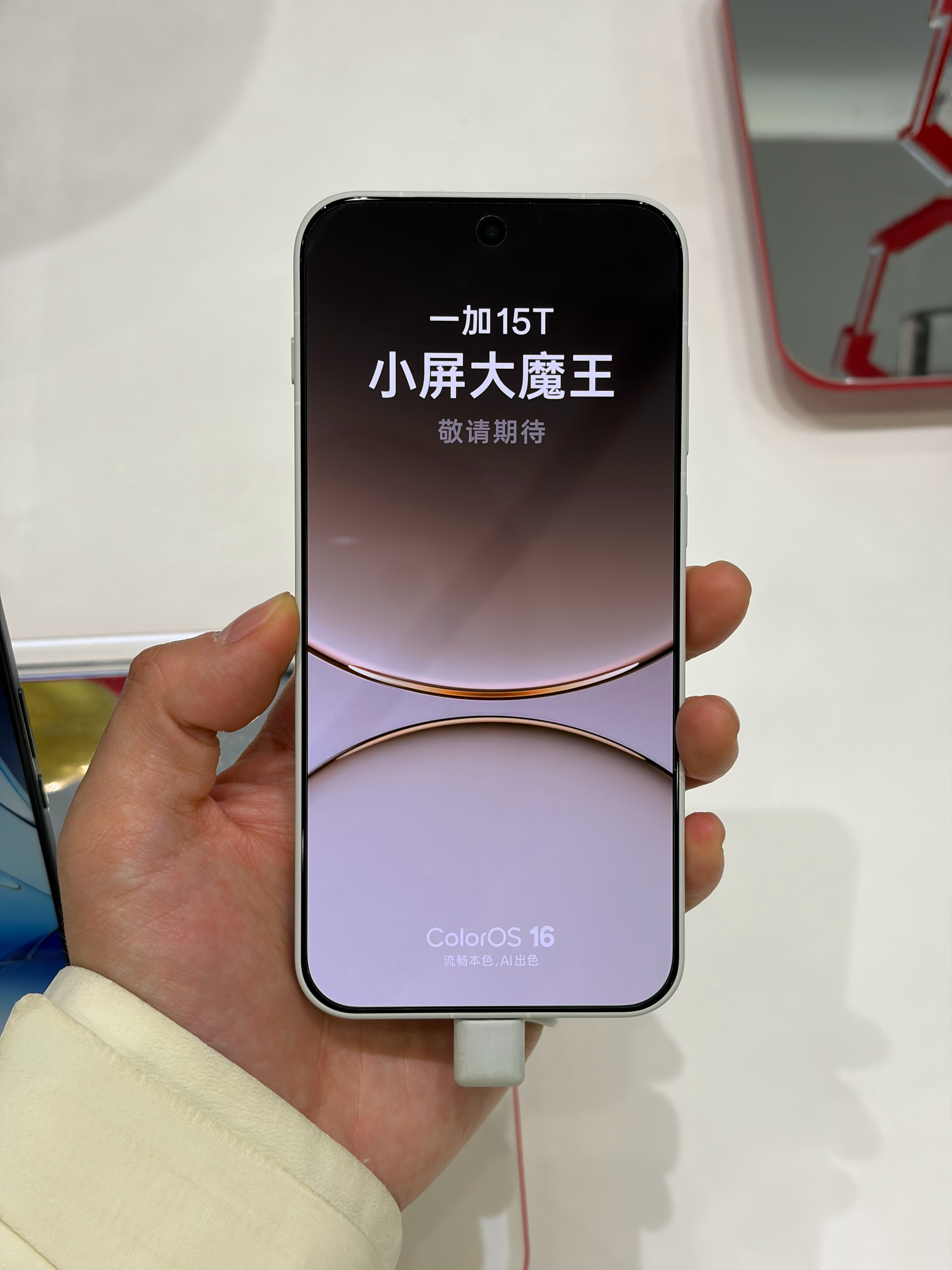 来万达 OPPO 问问有没有 Find N6 和手写笔现货，顺道摸了摸白色版一加