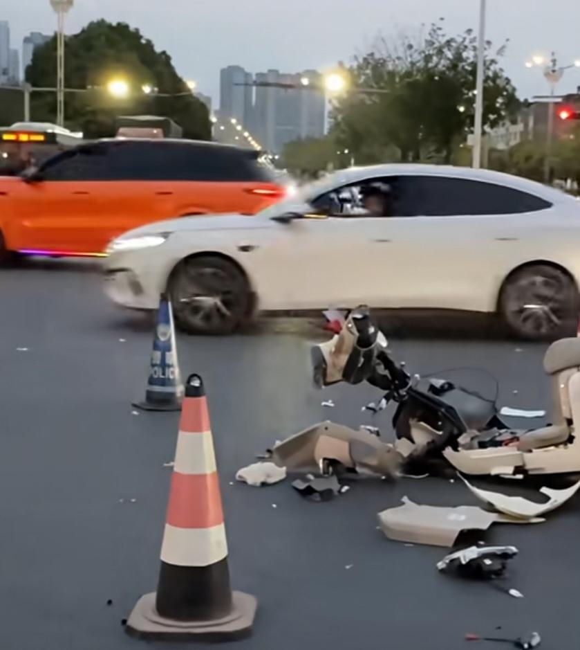 3月17日，在南宁市龙岗路附近，一辆出租车与一辆电动车发生碰撞，现场视频中出租车