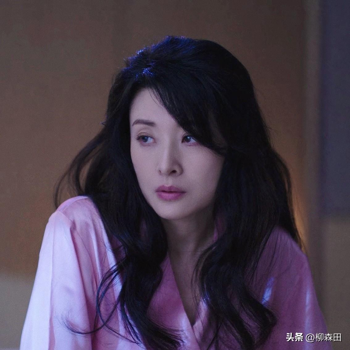 57岁刘周涛“失眠妆”精致可爱，穿粉美睡衣变慵懒美人，用行动诠释了"美没有年龄限