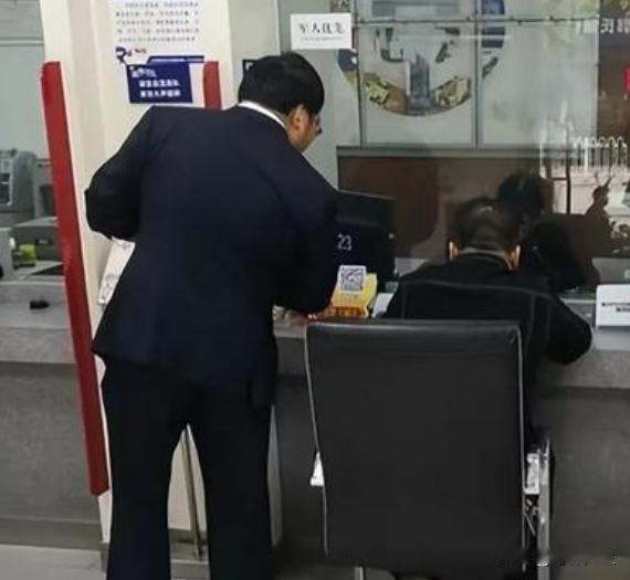 辽宁阜新，一男子被判了6年有期徒刑，因身边没值得信任的人，就将100万的银行卡和