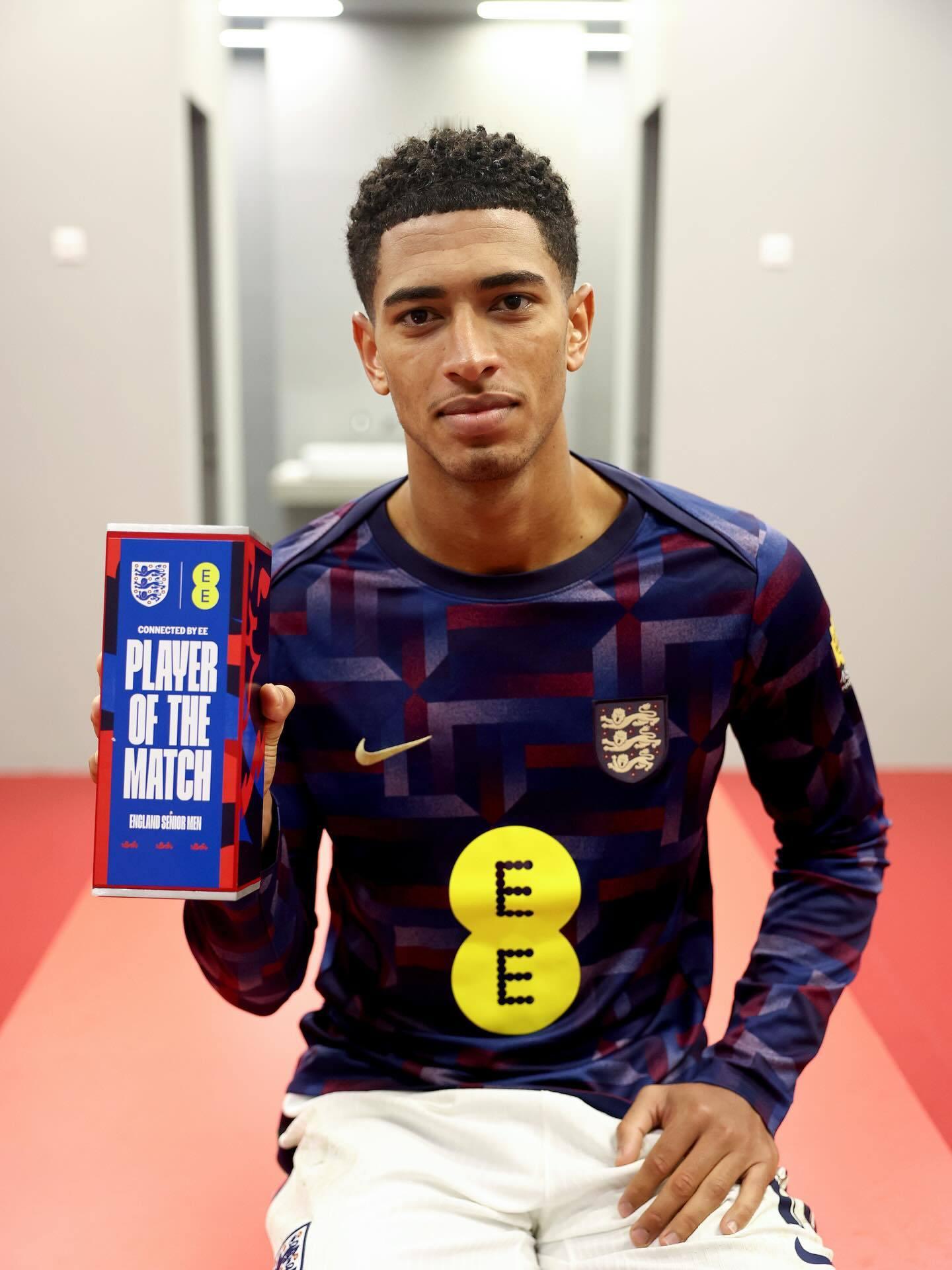 更新IG，发了全场最佳奖杯，和罗杰斯亨德森，训练里的快乐瞬间，在理疗室看拳击，亨